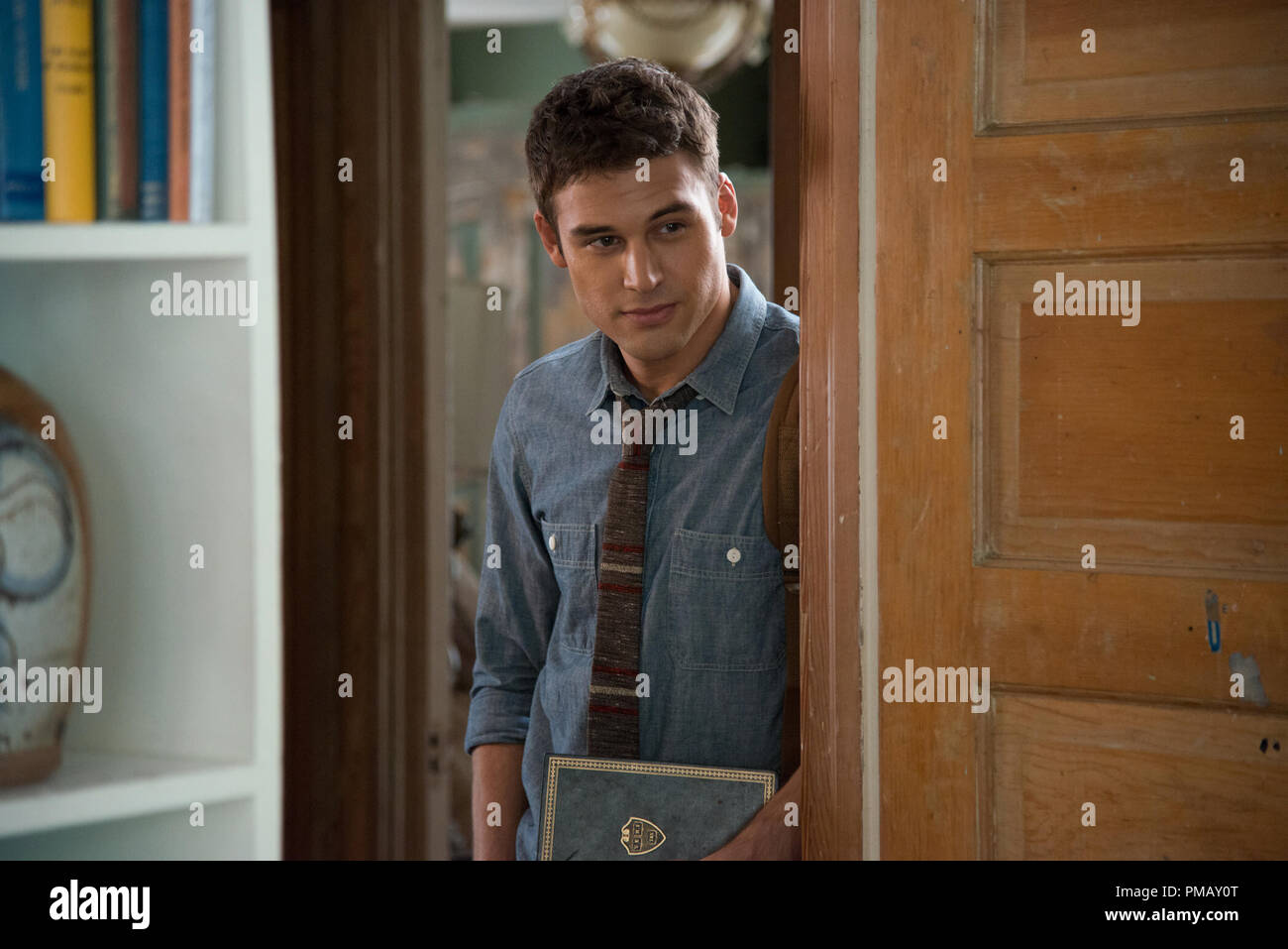 RYAN GUZMAN stelle come Noè Sandborn in 'Il ragazzo della porta accanto" Foto Stock