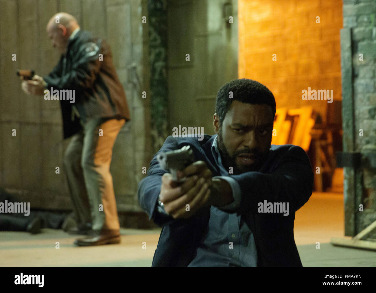 (L-R) DEAN NORRIS e Chiwetel Ejiofor star in segreto nei loro occhi. Foto Stock