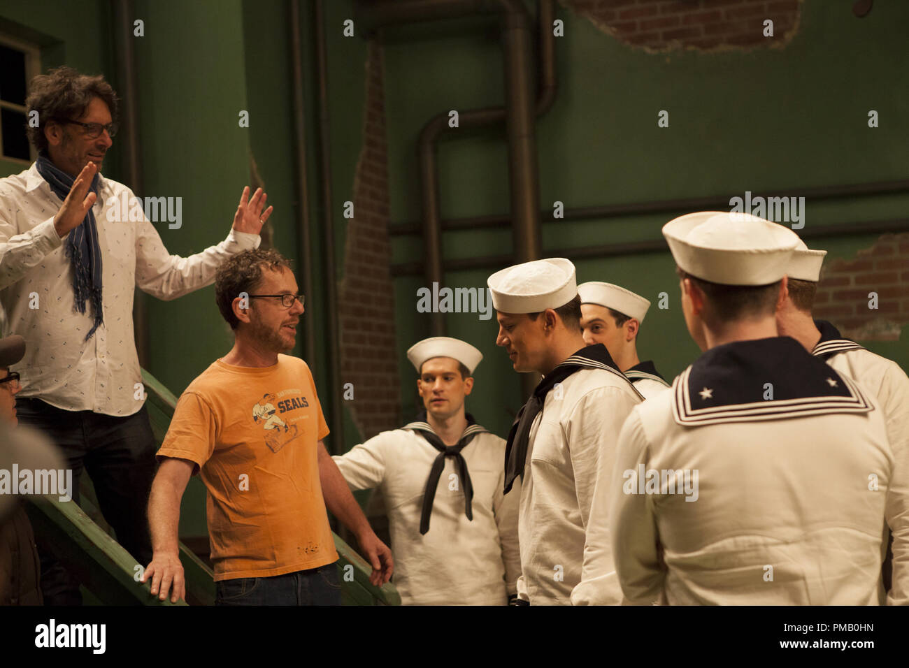 (L a R) Quattro-tempo Oscar®-vincendo i registi Joel Coen ed Ethan Coen sono unite da Channing Tatum come Burt barella sul set di "Ave, Caesar!' Foto Stock