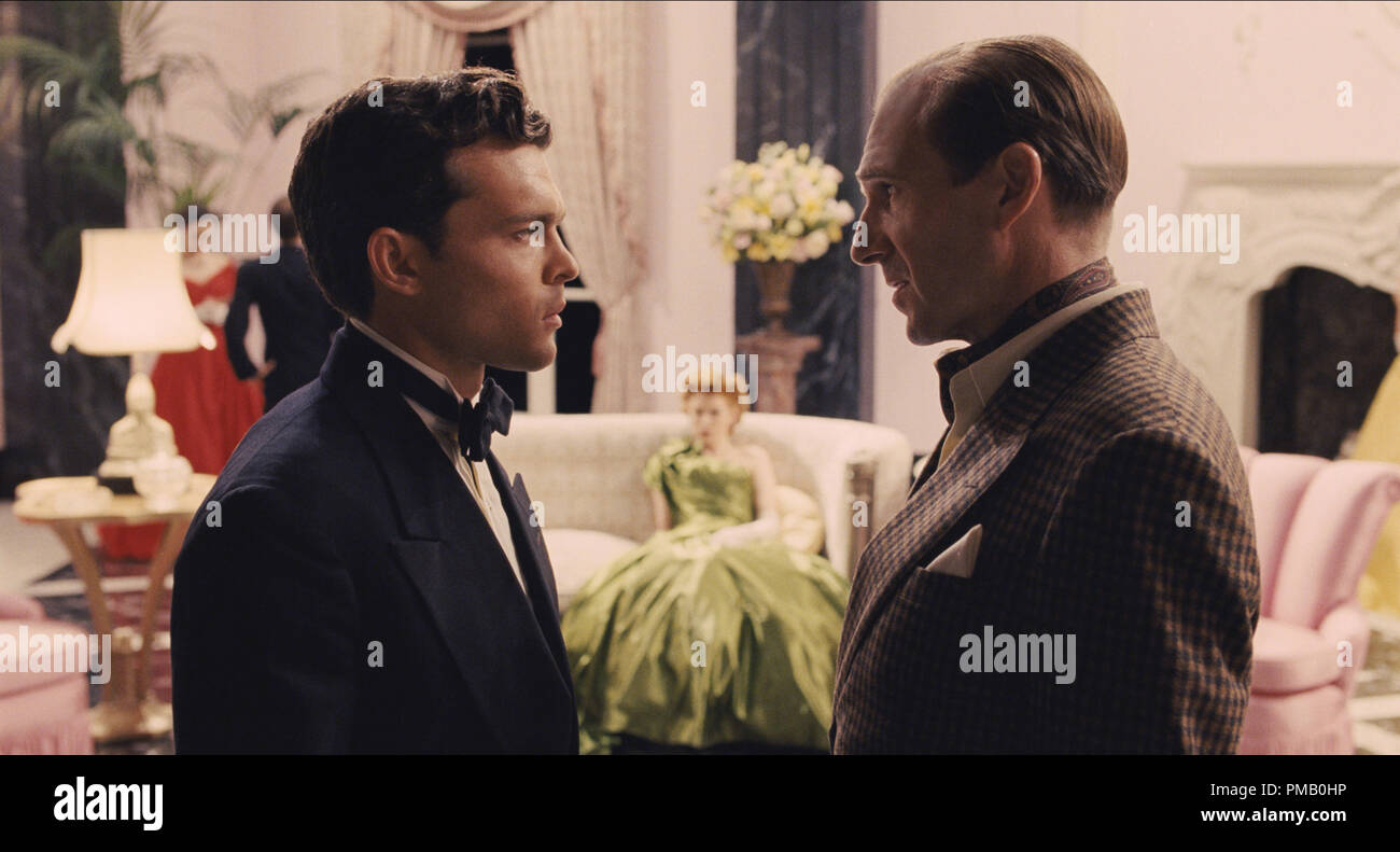 (L a R) Rising Star Hobie Doyle (ALDEN EHRENREICH) parla con il regista Laurence Laurentz (Ralph Fiennes) in 'Hail, Caesar!' Foto Stock