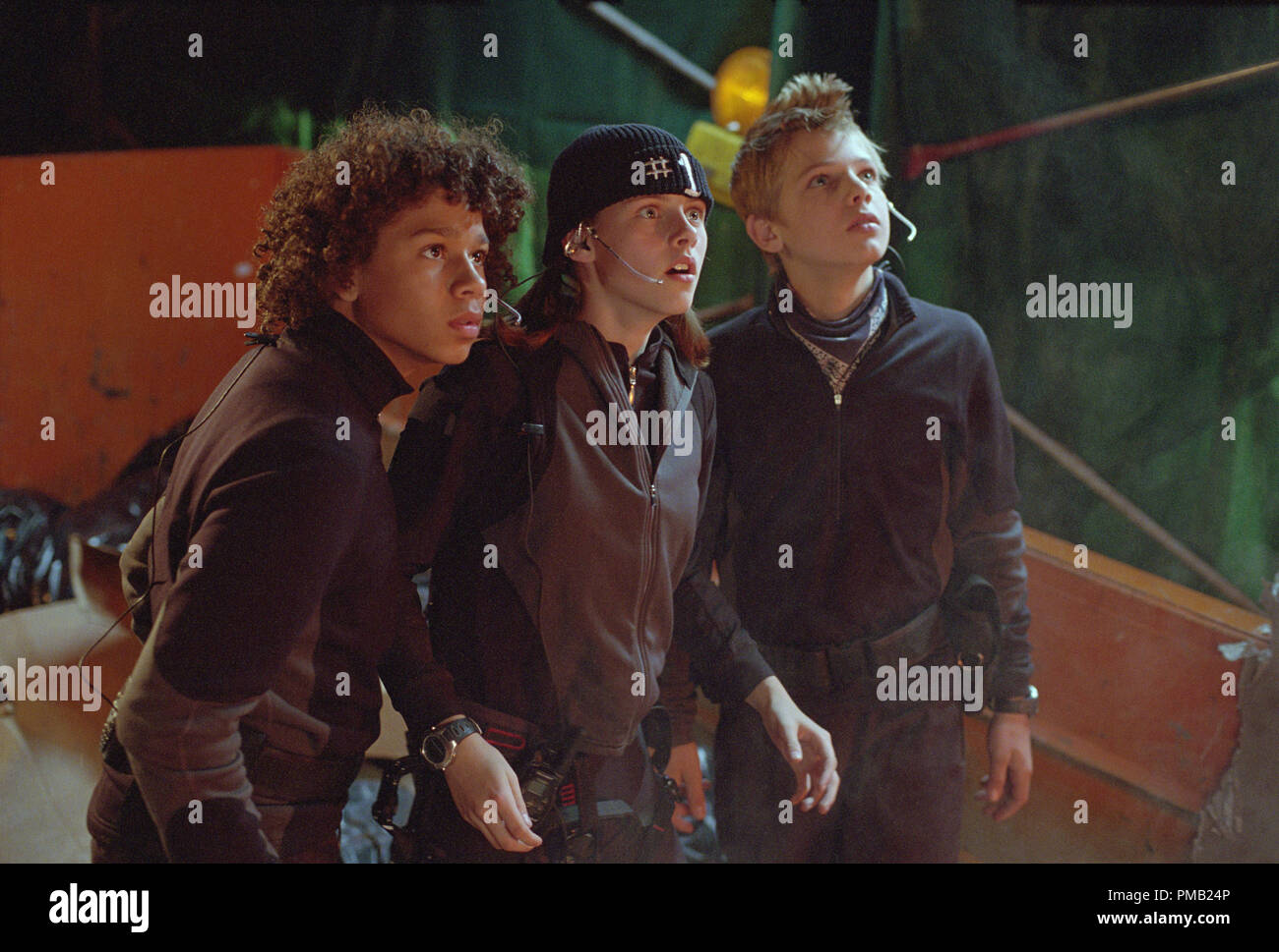 Corbin Bleu, Kristen Stewart e Max Thieriot sguardo in un timore reverenziale per la sfida davanti a loro: rapinare un imprendibile, lo stato dell'arte di sicuro sospesi 100 piedi in aria. 'Catch che Kid" (2003) Foto Stock