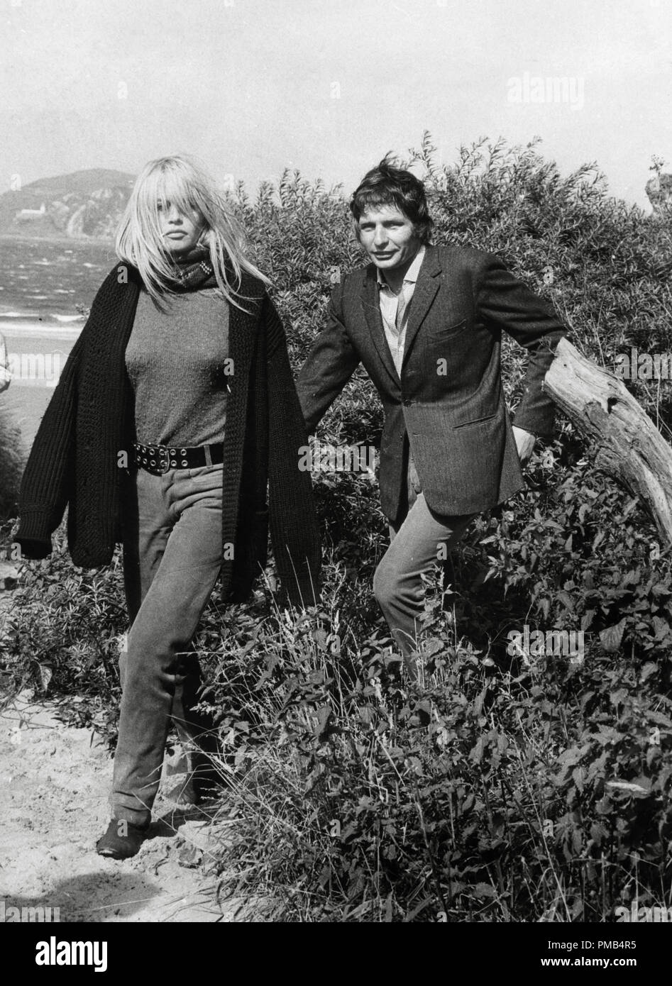 Brigitte Bardot in arrivo sulla spiaggia con mio marito Gunther Sachs per  iniziare le riprese "due settimane a settembre " Settembre 6, 1966.  Riferimento al file # 33371 346THA Foto stock - Alamy