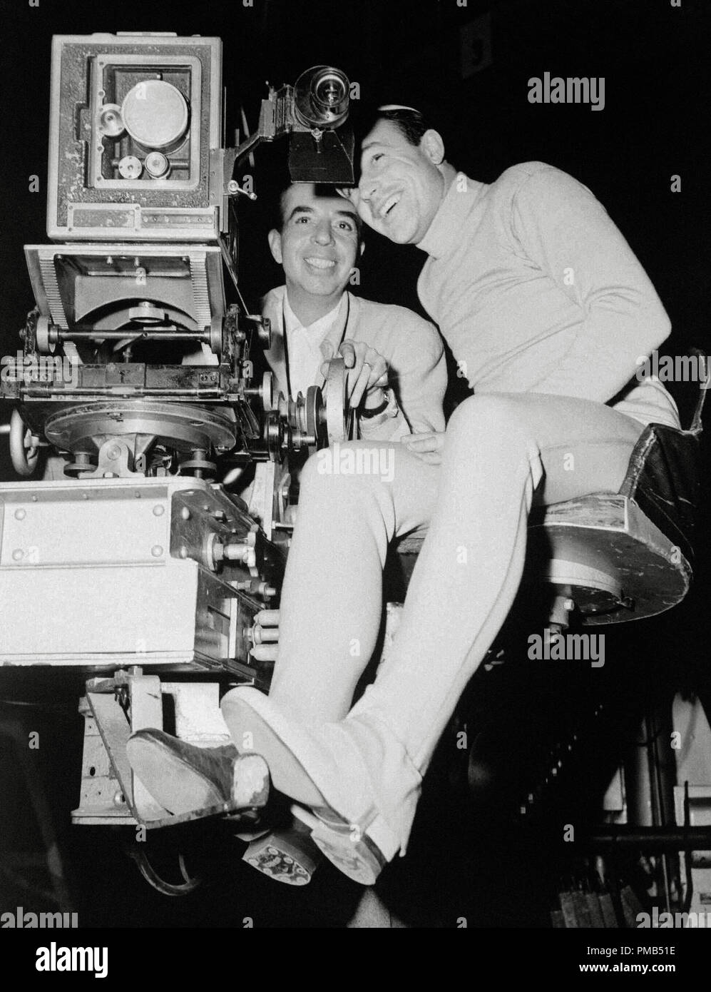 Regista Vincente Minnelli e Gene Kelly sul set di "Un americano a Parigi" (1951) MGM Riferimento File # 33371 505THA Foto Stock