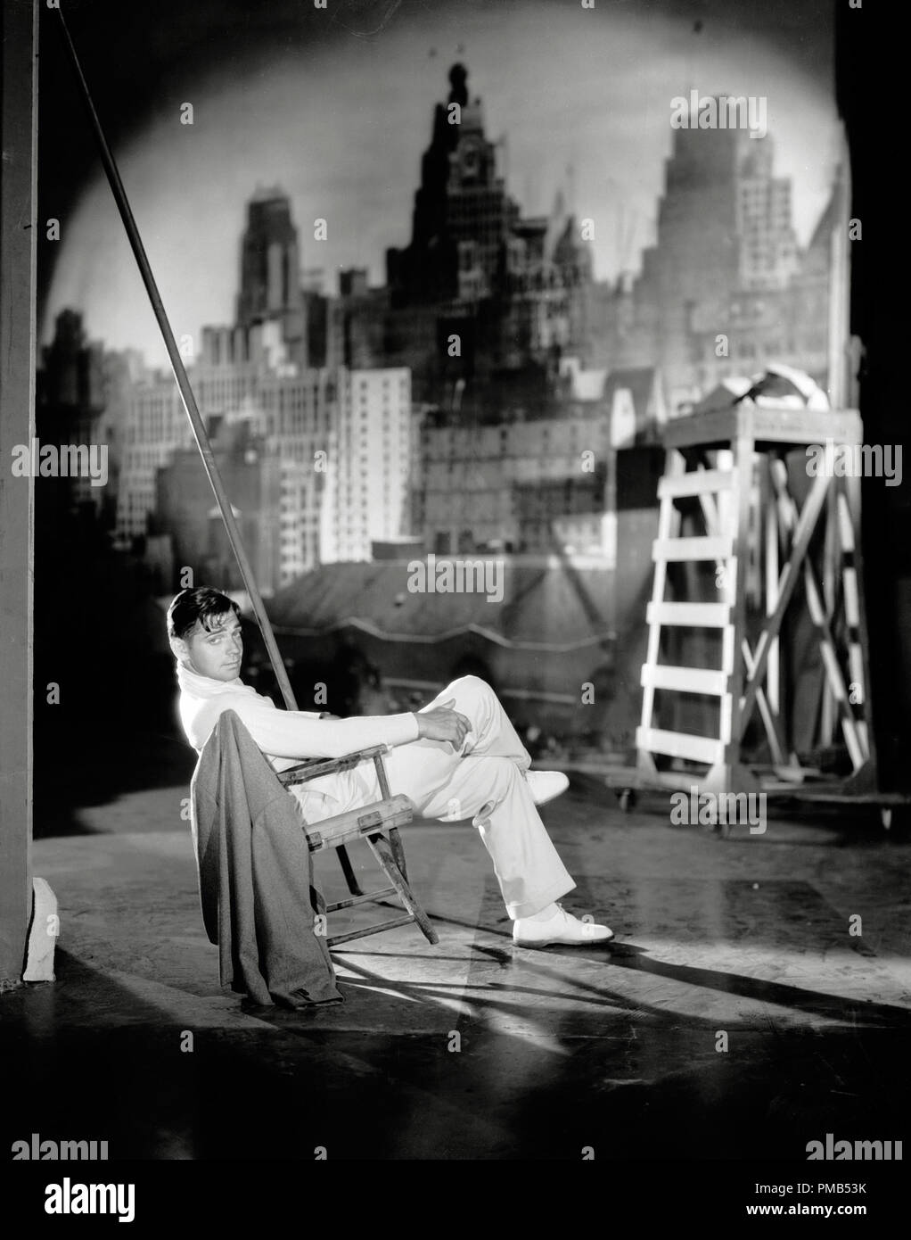 Clark Gable pone in uno stadio sonoro, impostare contro un sfondo studio, circa 1931 Riferimento File # 33371 565THA Foto Stock