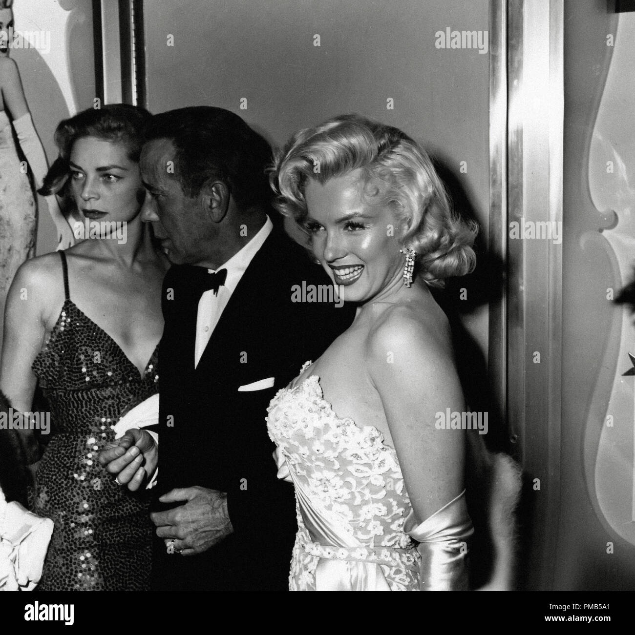 Lauren Bacall, Humphrey Bogart e Marilyn Monroe alla premiere di 'Come sposare un milionario' circa 1953 Riferimento File # 33536 456THA Foto Stock