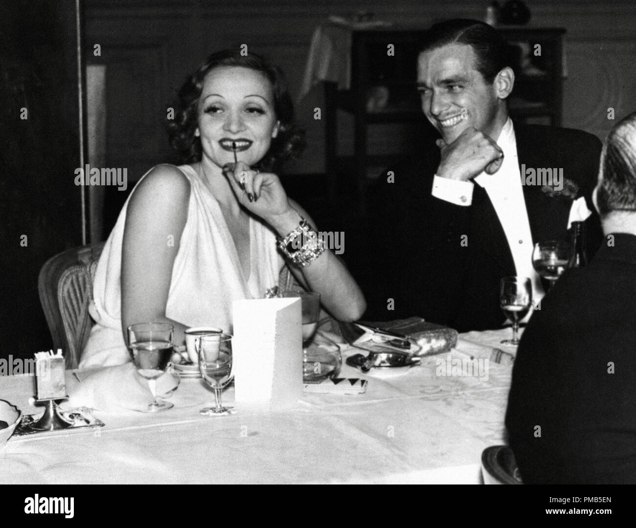 Marlene Dietrich con Douglas Fairbanks Jr, circa 1936 Riferimento File # 33536 528THA Foto Stock