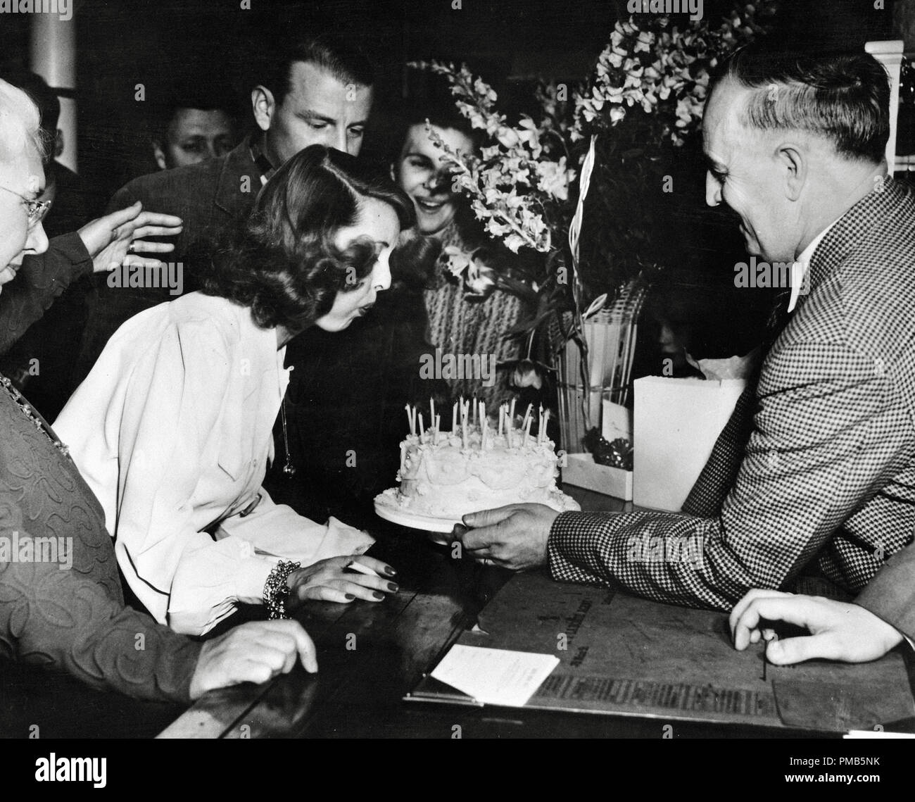 Una festa di compleanno per Bette Davis alla prima del film "The Great Lie" 1941 Warner Bros Riferimento file # 33536 615THA Foto Stock