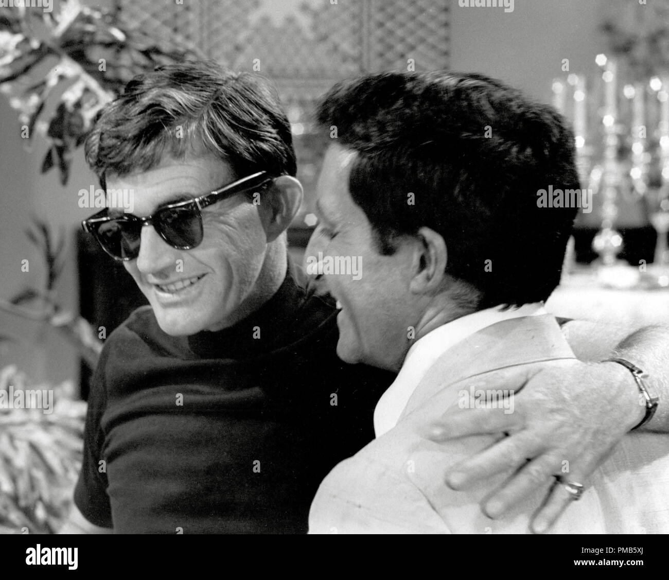 Regista Blake Edwards e Peter Sellers durante la realizzazione di "Partito" (1968) United Artists Riferimento File # 33536 725THA Foto Stock