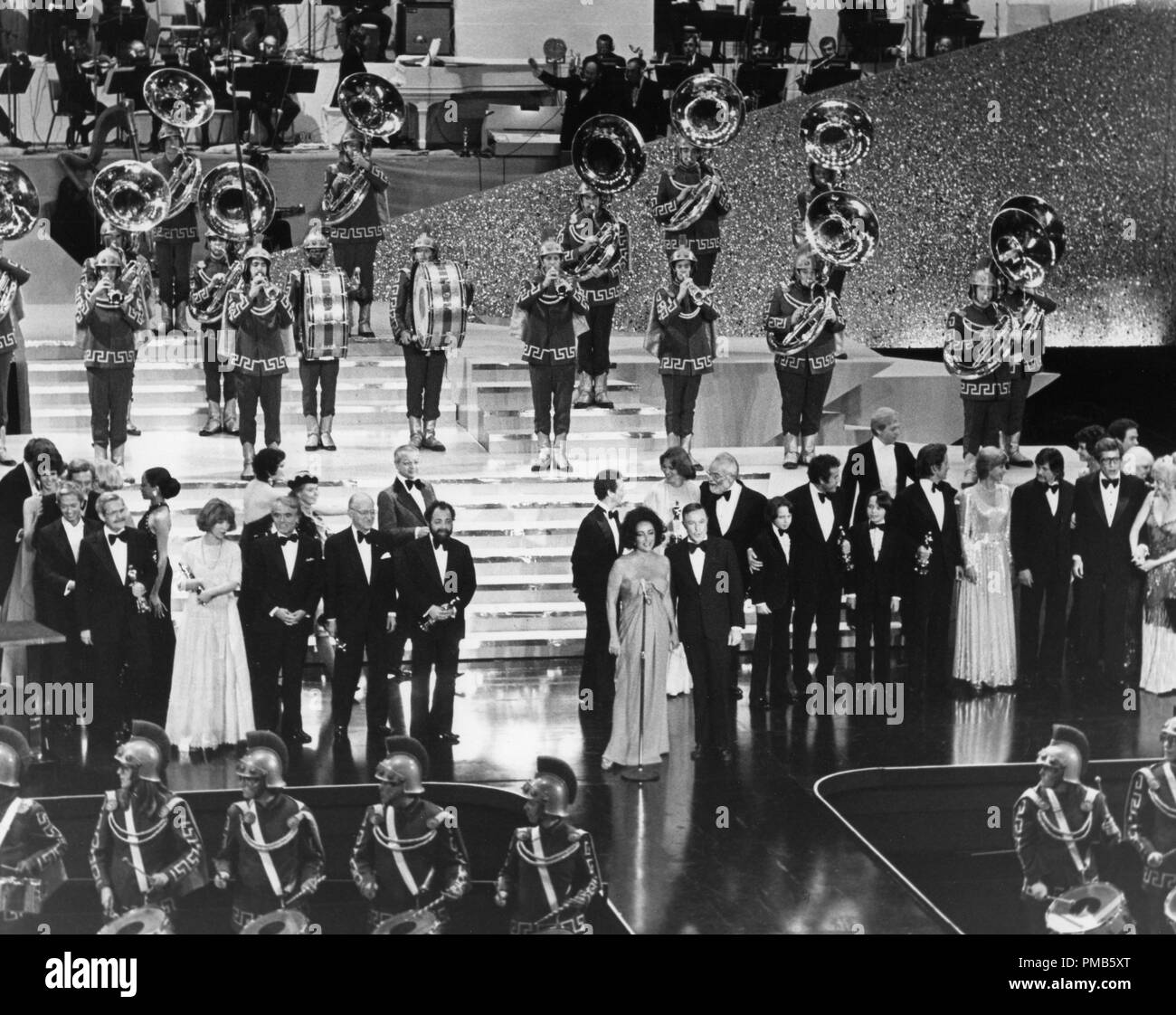 Elizabeth Taylor e Gene Kelly alla 48th annuale di Academy Awards, 1976 Riferimento File # 33536 730CCR per solo uso editoriale - Tutti i diritti riservati Foto Stock