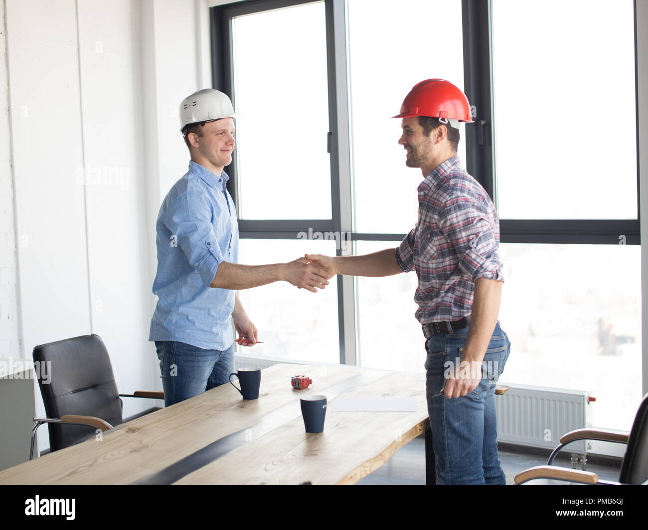 Ragazzi positivi si stringono la mano dopo il successo Foto Stock