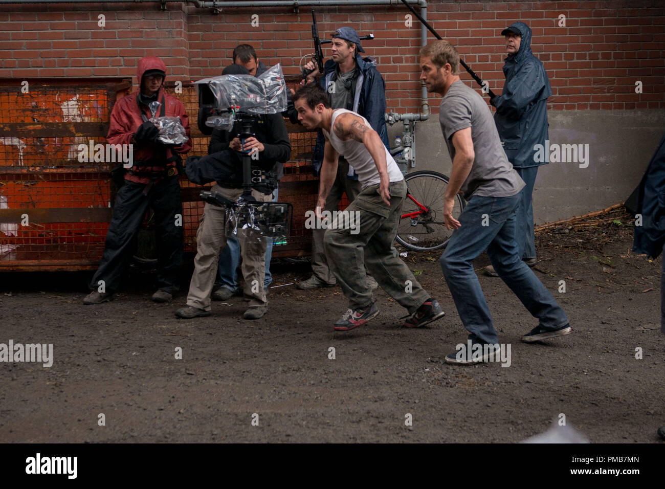 Paul Walker si prepara a prendere sul set di Relativity Media di palazzi in mattoni. © 2013 EUROPACORP - TRANSFILM INTERNATIONAL INC. Photo credit: Philippe Bosse Foto Stock