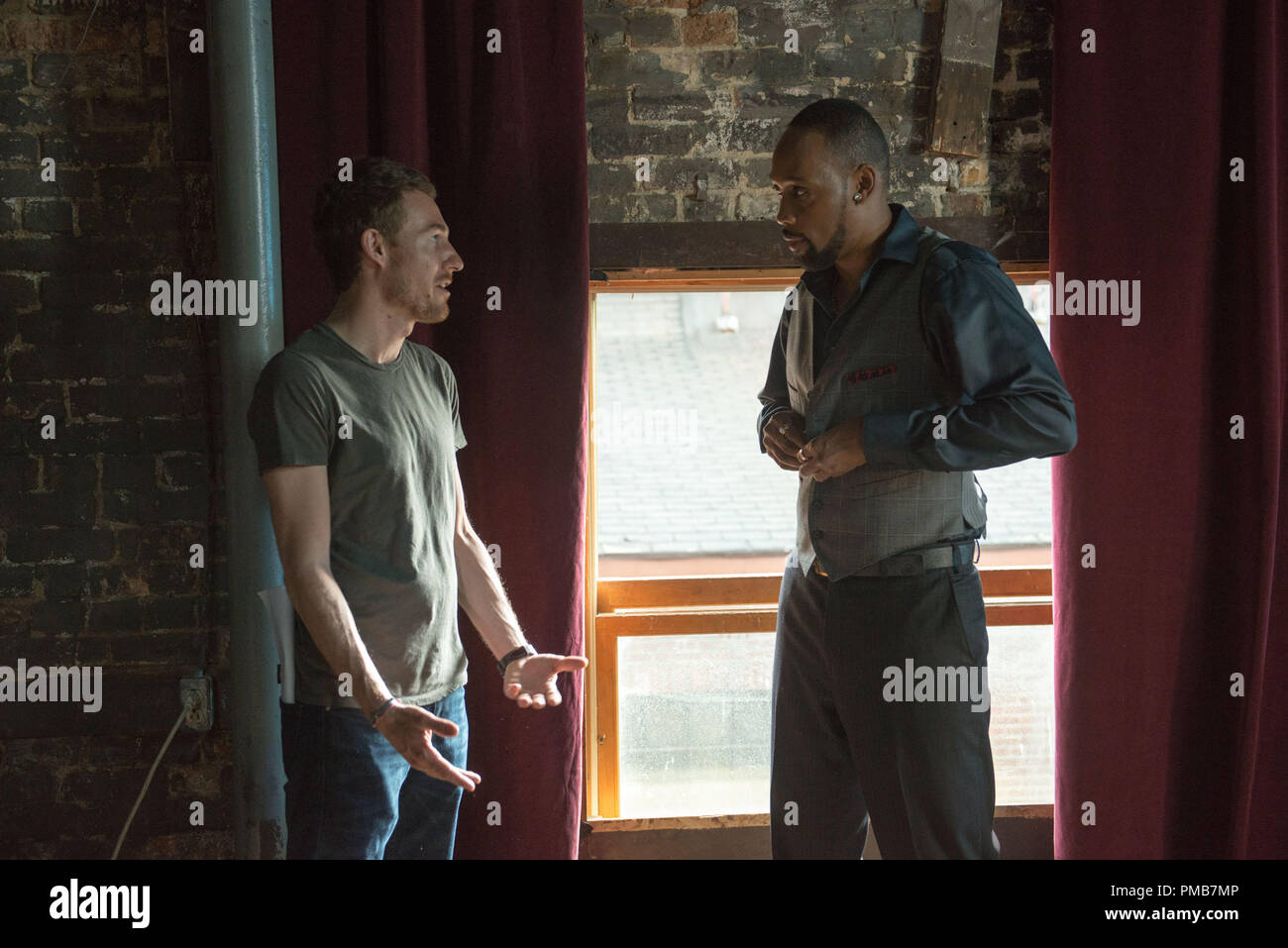 (Da sinistra a destra.) Direttore Camille Delamarre va oltre una scena con star RZA sul set di Relativity Media di palazzi in mattoni. © 2013 EUROPACORP - TRANSFILM INTERNATIONAL INC. Photo credit: Philippe Bosse Foto Stock