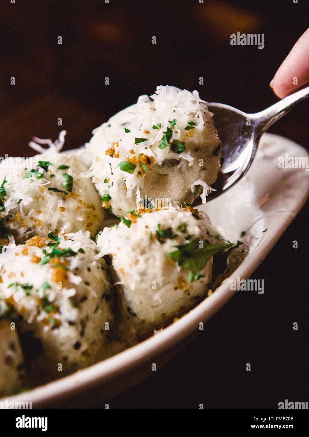 Bei contorni di gnoccis e pasta, e per il ristorante francese americano steak house ad Atlanta, in moody e scuro ristorante di lusso. Foto Stock