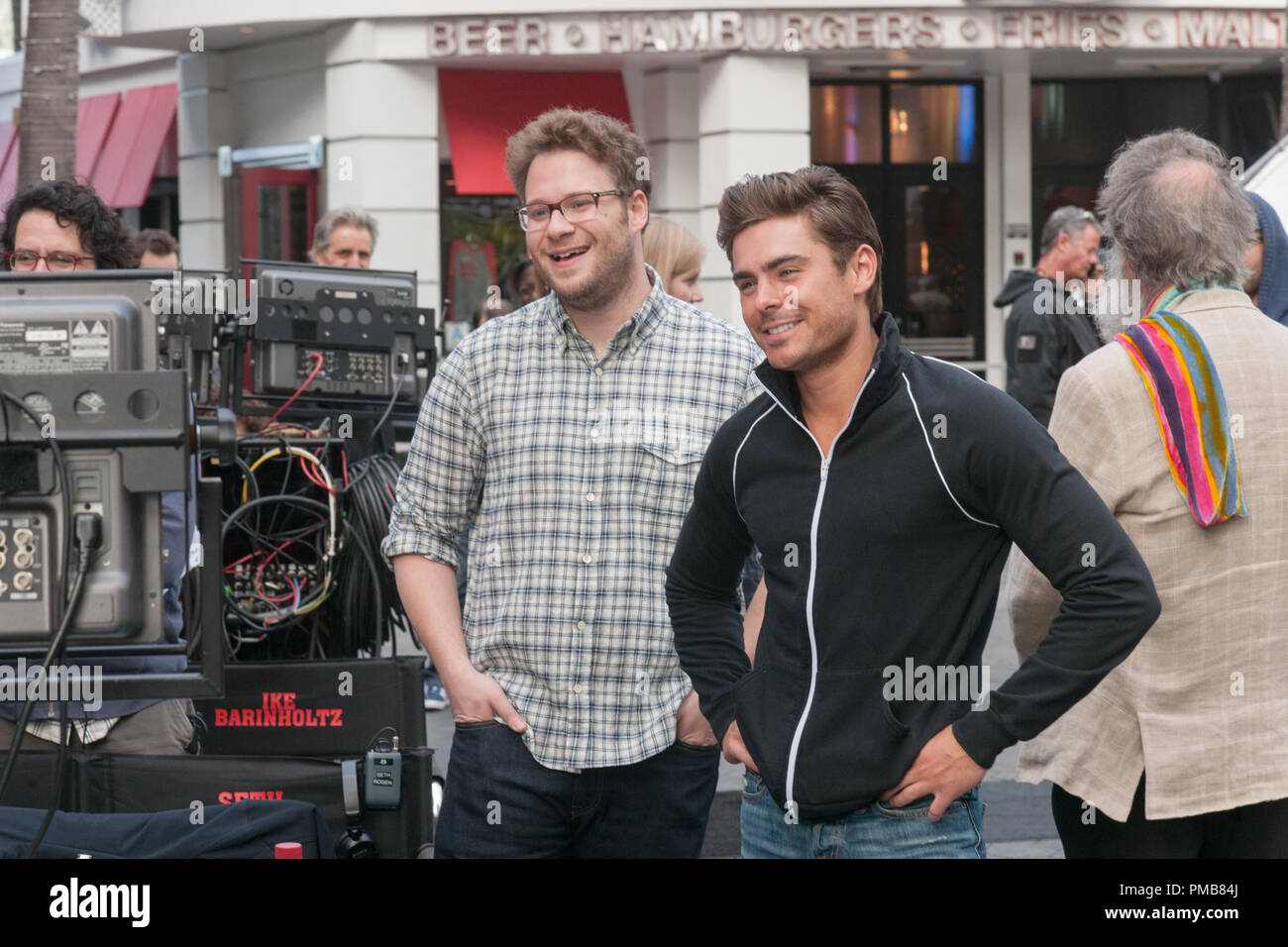 (L a R) Seth Rogen come Mac e Zac Efron come Teddy sul set di "vicini", una commedia su una coppia giovane che soffre di arrestato lo sviluppo che sono costretti a vivere accanto a una fraternità casa dopo la nascita del loro bambino neonato. Foto Stock