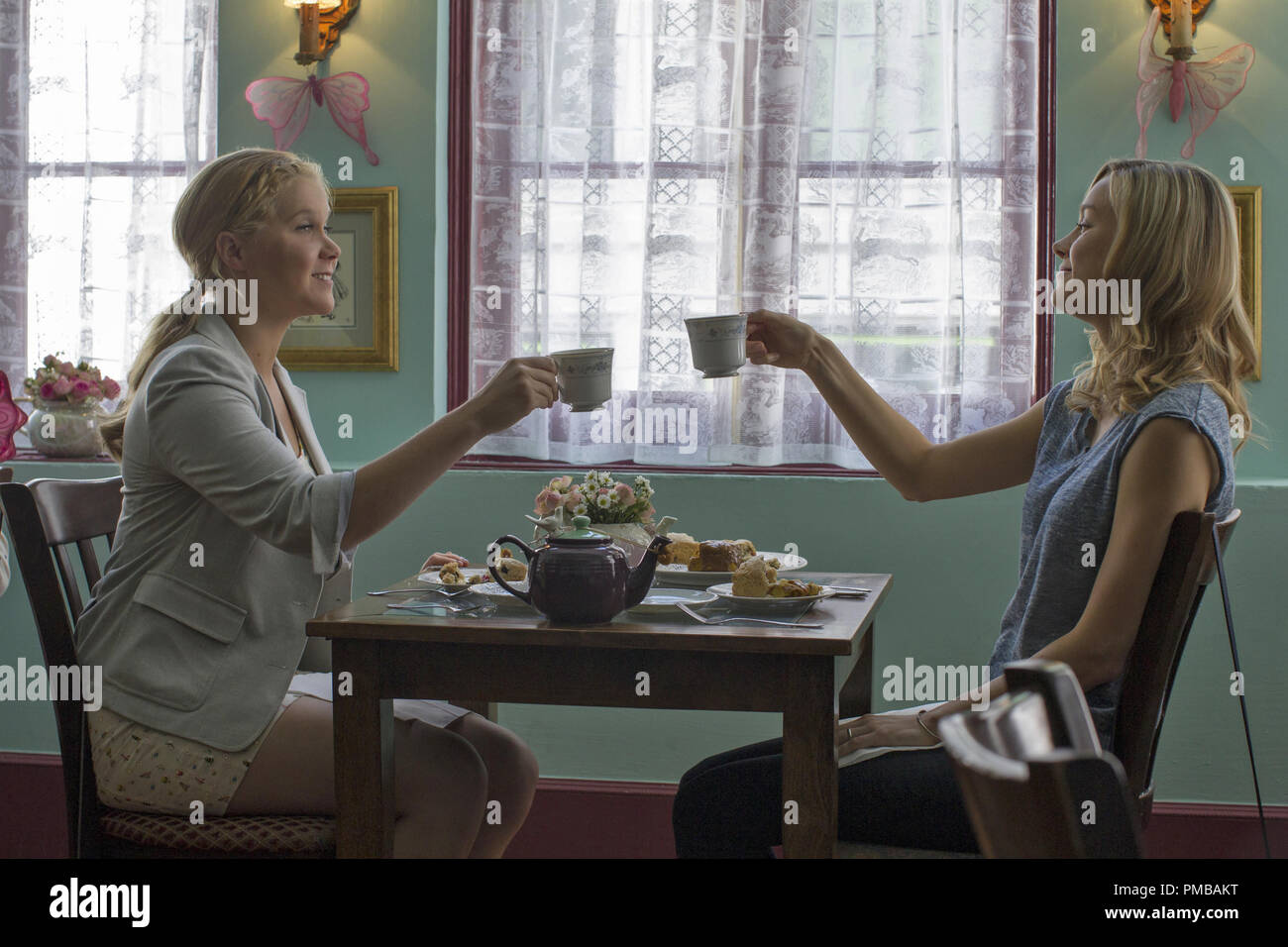 (L a R) Amy (AMY SCHUMER) e Suor Kim (Brie Larson) al tè in 'Trainwreck' Foto Stock