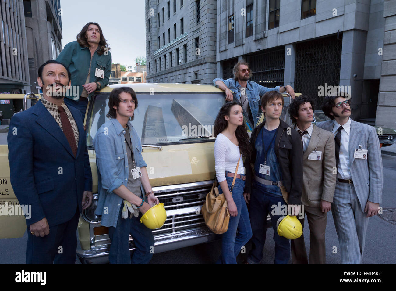 (L a R) Barry Serra (Steve Valentino), David (Benedetto Samuel), Jeff (Cesar Domboy), Annie (Charlotte Le Bon), Jean Pierre (James Badge Dale), Philippe Petit (Joseph Gordon-Levitt), Jean Louis (Clement Sibony) e Albert (Ben Schwartz) in TriStar Pictures' la passeggiata. Foto Stock