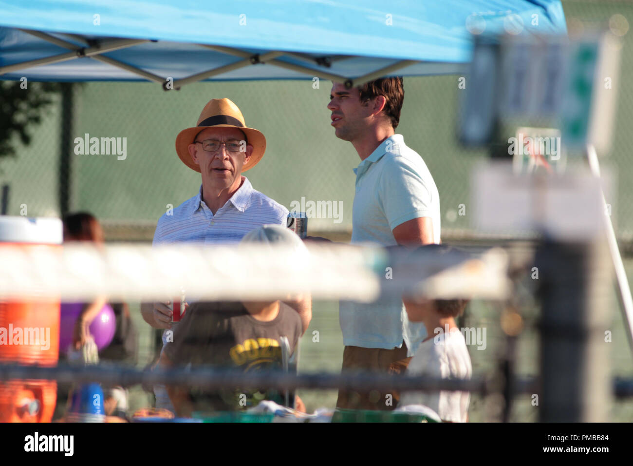 (L a r) JK Simmons e David Walton prendere una pausa durante le riprese sul set del loro nuovo film, il punto di rottura, un ampio e verde Foto di rilascio. Foto Stock