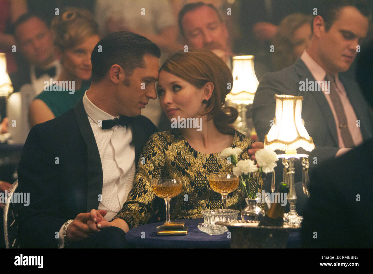 Reggie Kray (TOM Hardy) e Francesca Shea (EMILY BROWNING) in 'Legenda'. Foto Stock