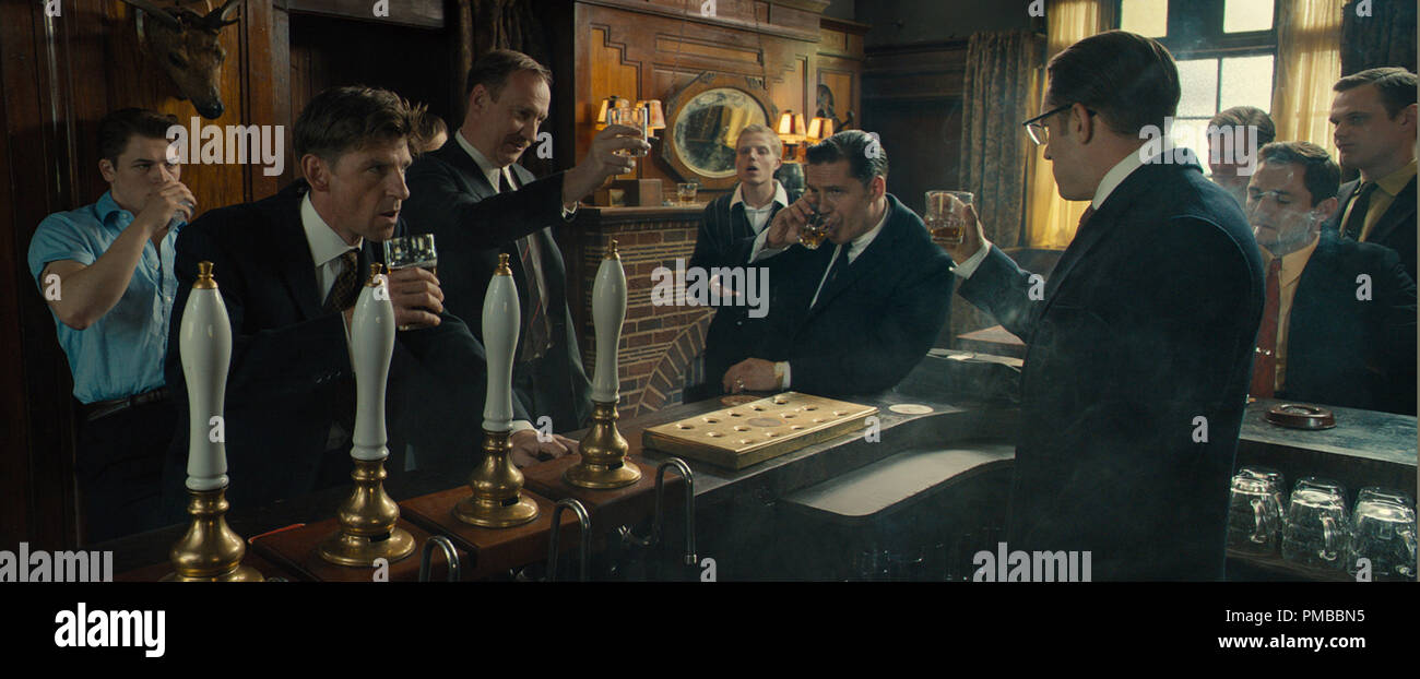 (L a R, foreground) Edward "annuncio" Teddy Smith (TARON EGERTON), Albert Donoghue (Paul Anderson), Leslie Payne (DAVID THEWLIS), Leslie Holt (CHARLEY PALMER ROTHWELL) e Reggie Kray & Ronnie Kray (entrambi TOM HARDY) in 'Legenda'. Foto Stock