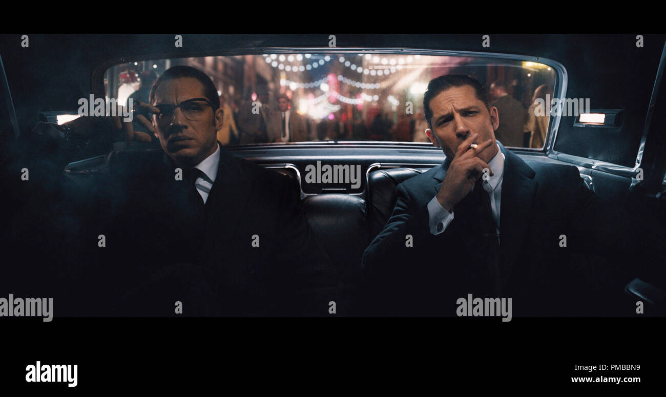 (L a R) Ronnie e Reggie Kray (TOM HARDY) in 'Legenda'. Foto Stock