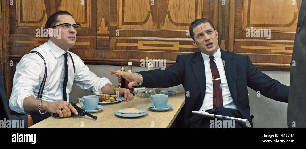 (L a R) Ronnie e Reggie Kray (TOM HARDY) in 'Legenda'. Foto Stock