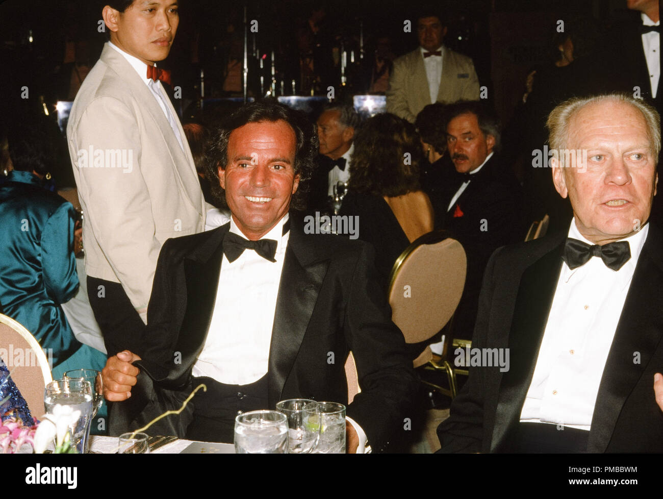 Julio Iglesias e ex presidente Gerald Ford presso il Stouffer Concourse Hotel Grand celebrazione di apertura il 18 ottobre 1986 a Los Angeles, California. © CCR /Hollywood Archivio - Tutti i diritti riservati Riferimento File # 32914 418CCR Foto Stock