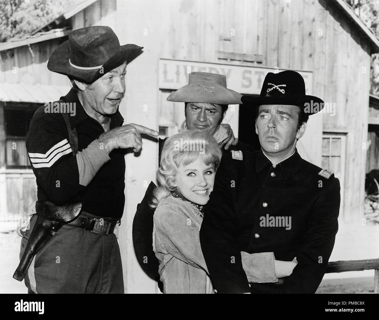 Forrest Tucker, Larry Storch, Melody Patterson e Ken Barry 'F' truppa, 1965 Warner Televisione Riferimento File # 32914 570 THA Foto Stock