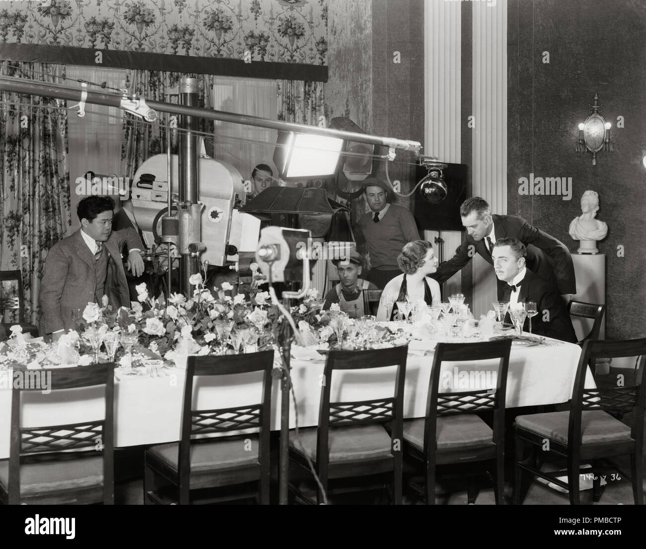 Cineoperatore James Wong Howe, Myrna Loy, Direttore W. S. Van Dyke e William Powell sul set di "L'uomo sottile' 1934 MGM Riferimento File # 32914 849 THA Foto Stock