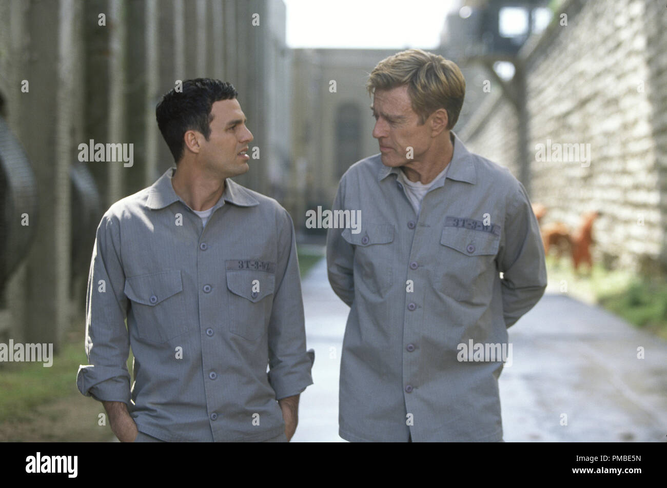 Prigionieri Yates (MARK RUFFALO) e Irwin (Robert Redford) incontrano nel cortile della prigione di DreamWorks Pictures' l'ultimo castello. Foto Stock