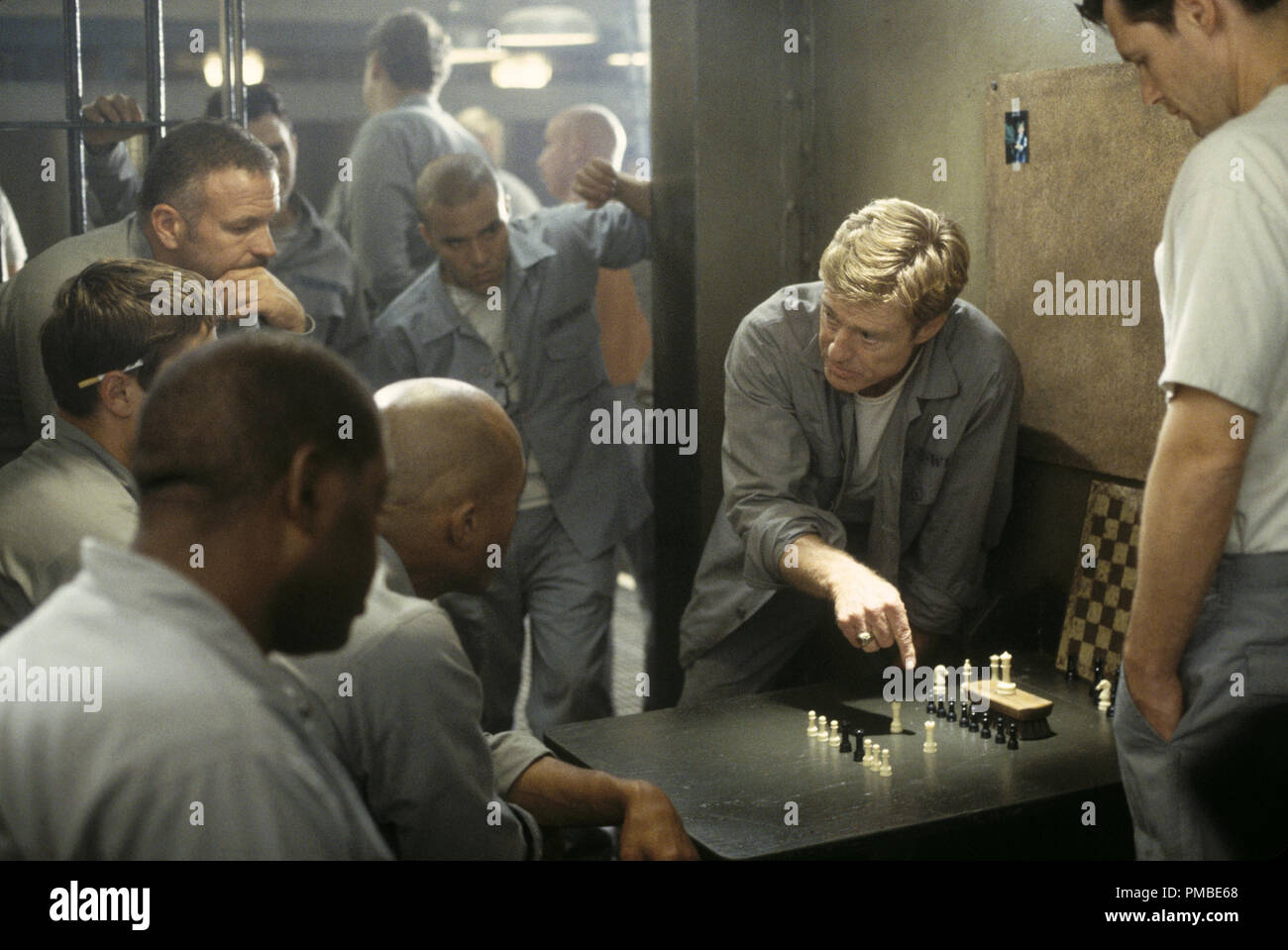 Irwin (Robert Redford, centro) definisce il piano per prendere il controllo del castello ai suoi compagni detenuti in DreamWorks Pictures dramma d'azione L'ultimo castello. Foto Stock