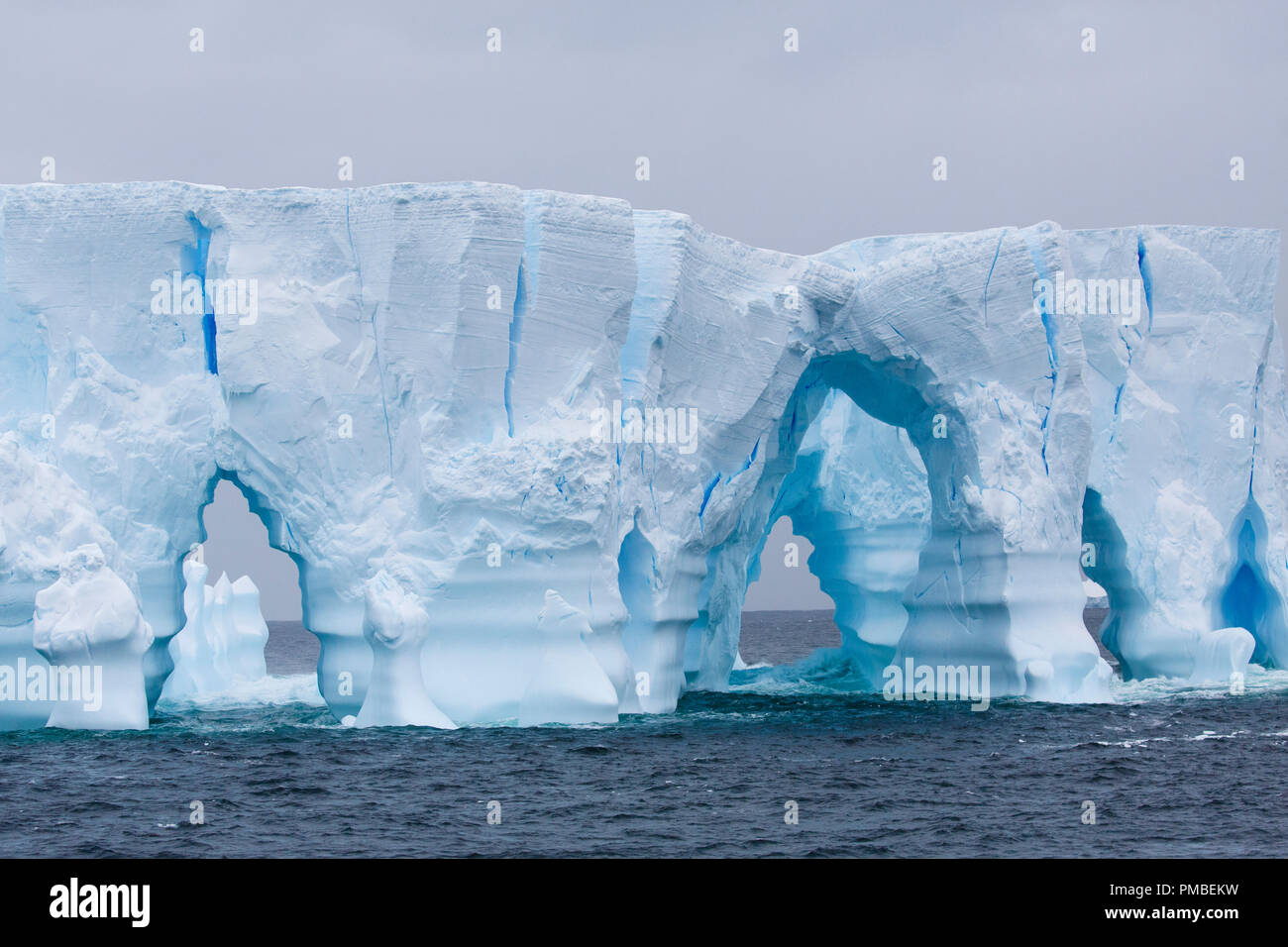 Enormi iceberg arcuata a sud dell'Antartide cerchio, l'Antartide. Foto Stock