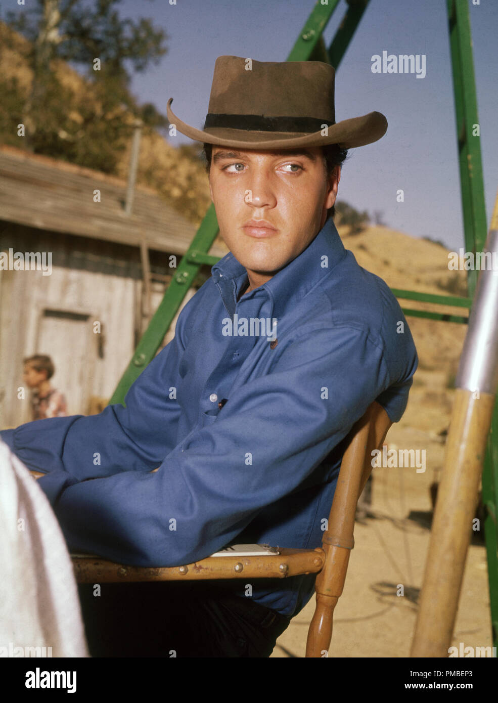 Elvis Presley indossando un cappello da cowboy e una maglietta blu sul set  di "stella fiammeggiante' (1960) XX Century Fox Riferimento File # 33371  863THA Foto stock - Alamy