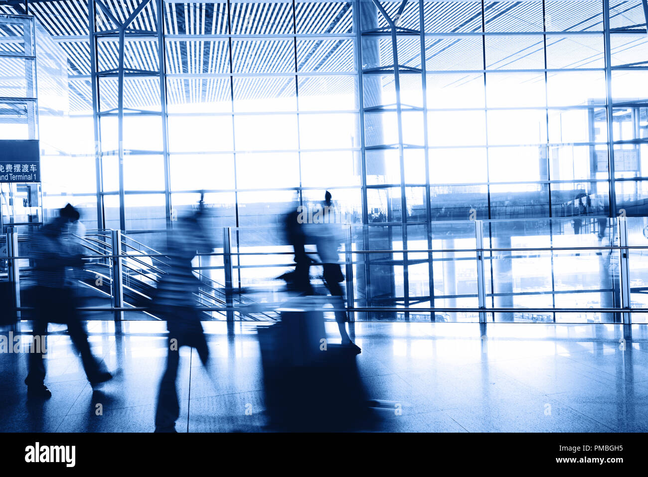 Passeggero in Shanghai Pudong airport.interior dell'aeroporto. Foto Stock