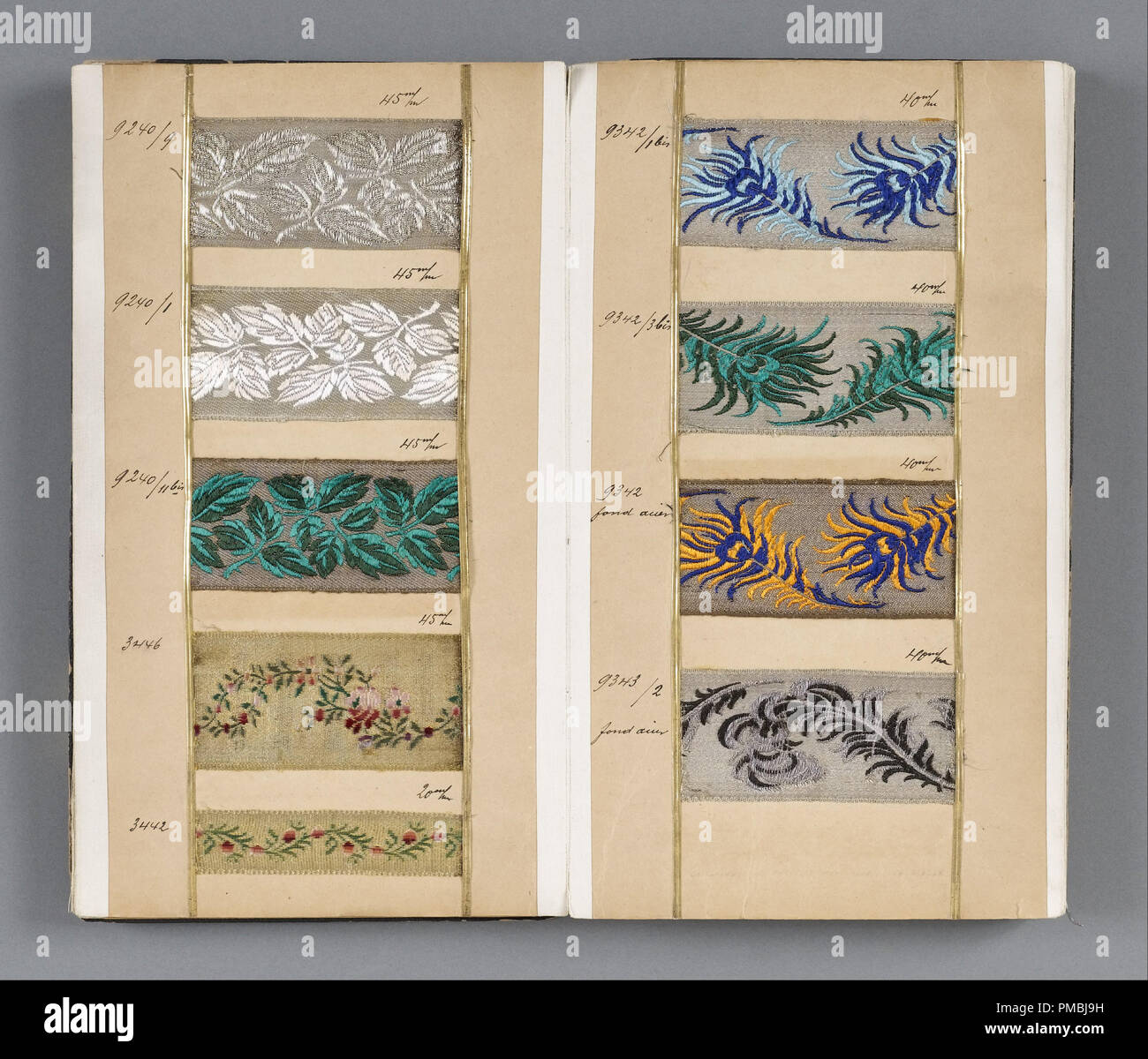 Il campionario. Data/Periodo: Inizio del XIX secolo. Il campionario. Medium: carta, cartone, seta, metallo avvolto con corda di seta, lamina metallica. Tecnica:-ordito faccia galleggiante supplementare con trama e ordito patterning. Autore: Sconosciuto. Foto Stock