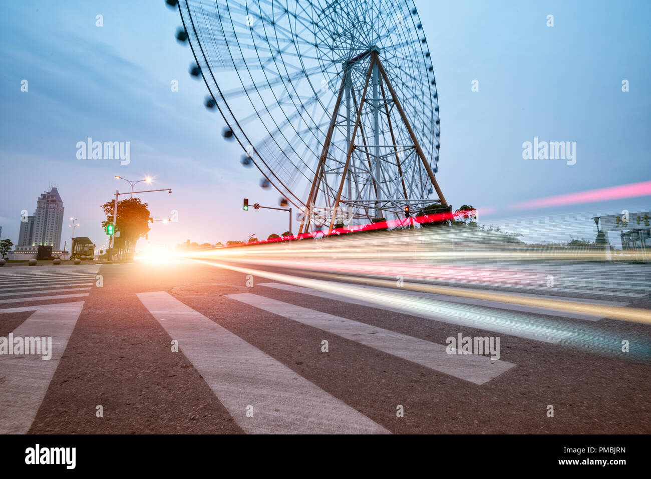 Notte, girevole una ruota panoramica Ferris. Foto Stock