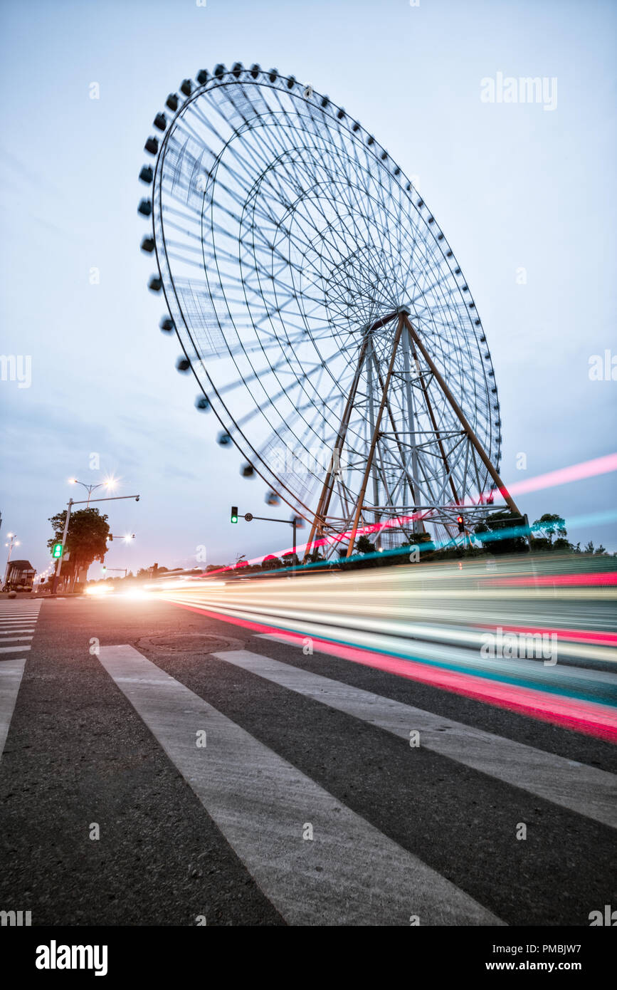 Notte, girevole una ruota panoramica Ferris. Foto Stock