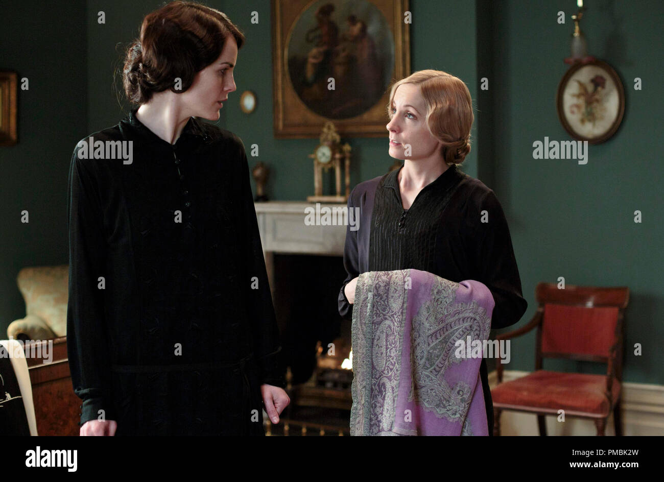 Cavendish Abbey, stagione 4 mostrato da sinistra a destra: Michelle Dockery come Lady Maria e Joanne Froggatt come Anna Bates Foto Stock