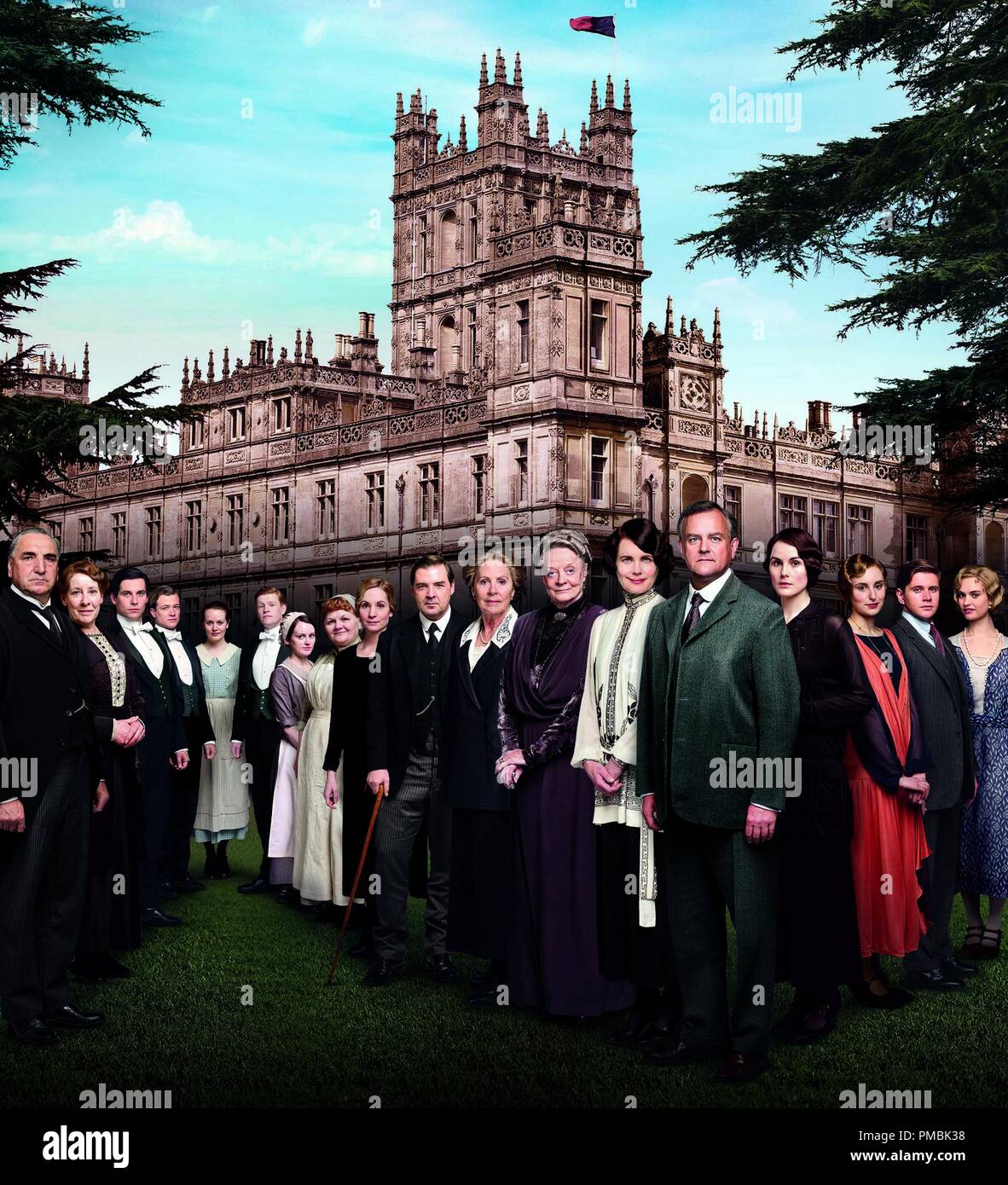 Cavendish Abbey Stagione 4 Stagione 4 della hit internazionale Cavendish Abbey trova aristocratici e servi affrontando con la scorsa stagione è scioccante finale. L acclamato ensemble è tornato, comprese le Dame Maggie Smith, Elizabeth McGovern, Hugh Bonneville, Michelle Dockery, Jim Carter, Penelope Wilton, e Laura Carmichael - insieme con la restituzione della guest star Academy Award Winner Shirley MacLaine e nuovo guest star Paul Giamatti. Foto Stock