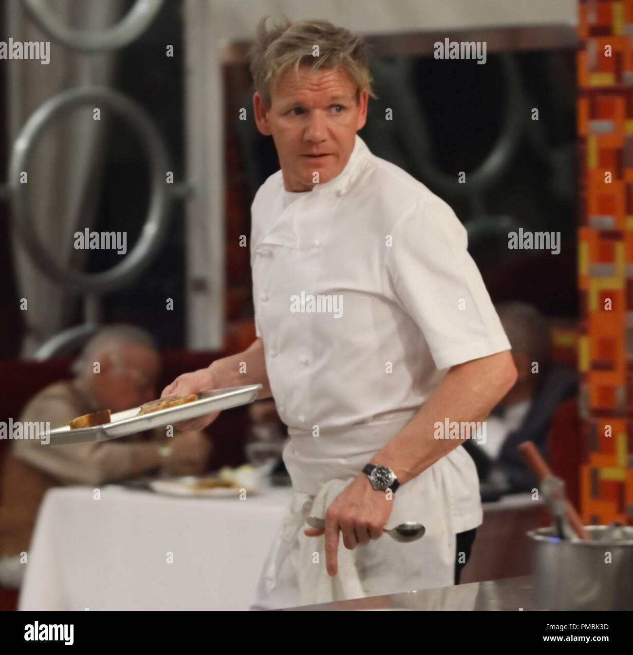 HELL'S KITCHEN: Chef Ramsay durante il servizio di cena in '5 chef competere' episodio di Hell's Kitchen Foto Stock