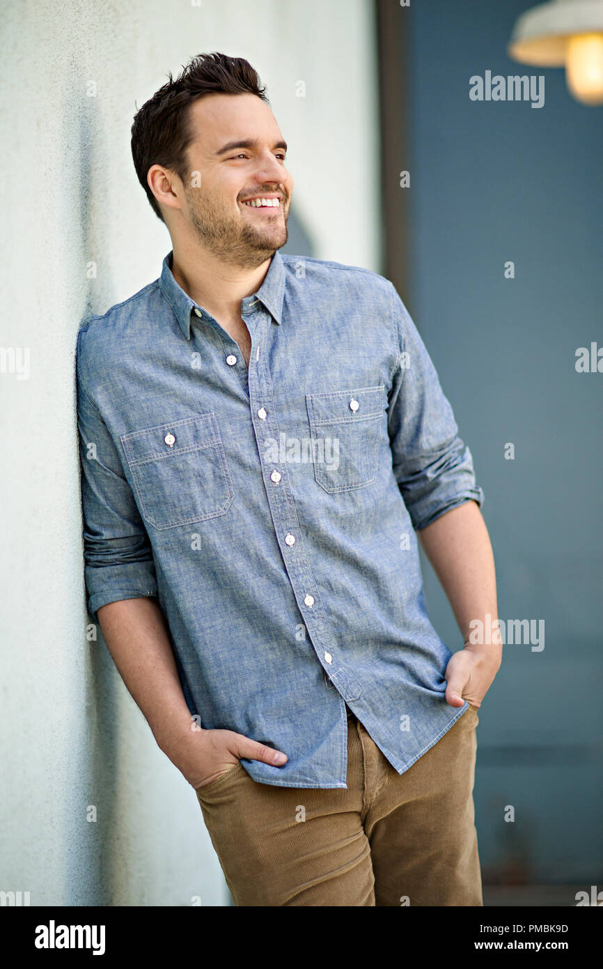 Nuova RAGAZZA: Jake Johnson ritorna come Nick. Foto Stock