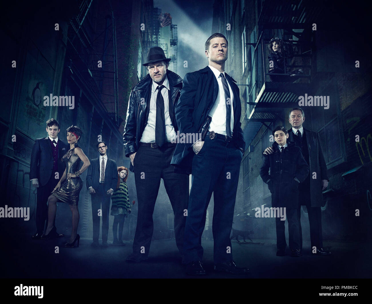 GOTHAM: tracce di Gotham il luogo della grande DC Comics e Super-Villains vigilantes, rivelando tutto un nuovo capitolo che non è mai stato detto. starring Ben McKenzie, Jada Pinkett Smith e Donal Logue, gotham segue una cop, destinato per grandezza, come egli naviga pericolosamente città corrotta e vacillando sul bordo del male e cronache la nascita di uno dei più popolari super eroi del nostro tempo.(L-R) Robin Lord Taylor, Jada Pinkett Smith, guest star Cory Michael Smith, guest star Clare Foley, Donal Logue, Ben McKenzie, Camren Bicondova, David Mazouz e Sean Pertwee Foto Stock