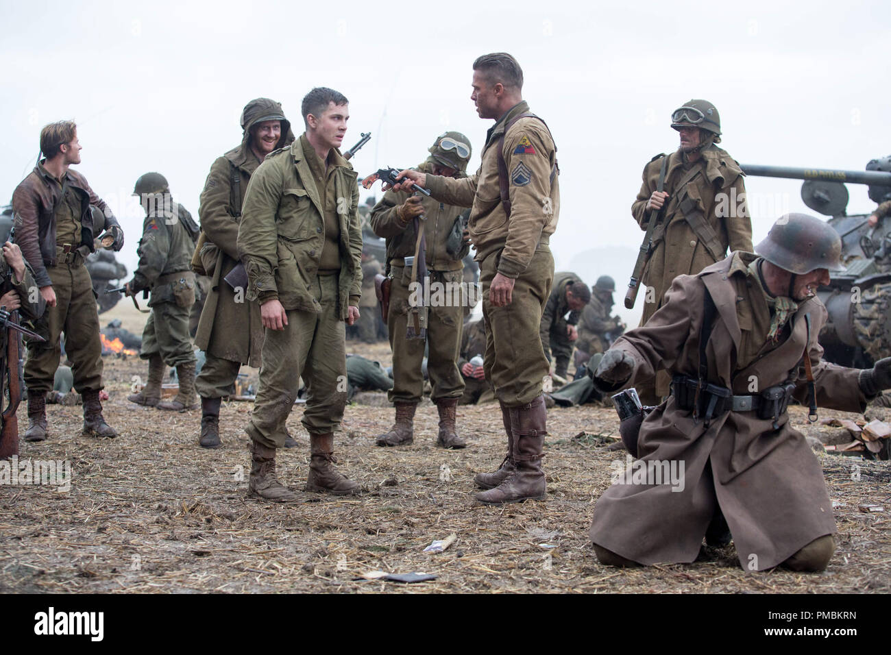 Alla fine del campo di barbabietole battaglia, Norman (Logan Lerman) lotte con Wardaddy (Brad Pitt) chiedendogli di uccidere il caporale tedesco (Branko Tomovic) in Columbia Pictures di furore. Foto Stock