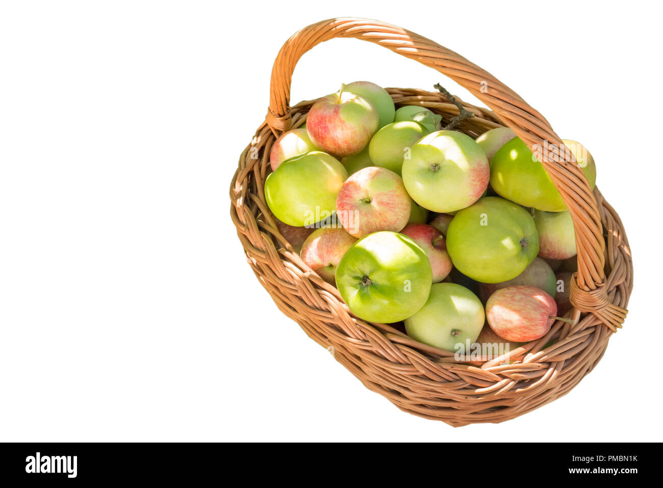 Concetto di dieta. Cesto di mele su sfondo bianco Foto Stock