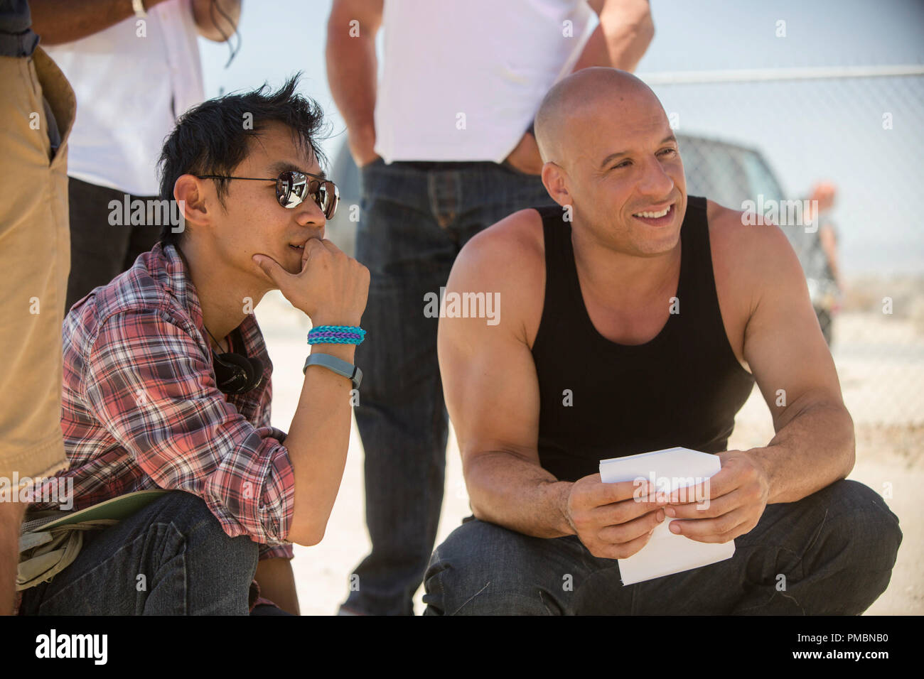 (L a R) Direttore JAMES WAN e Vin Diesel come Dom Toretto sul set di "Furious 7'. Continuando il global sfrutta in franchising inarrestabile costruita sulla velocità, James Wan dirige questo capitolo della popolarissima serie. Foto Stock