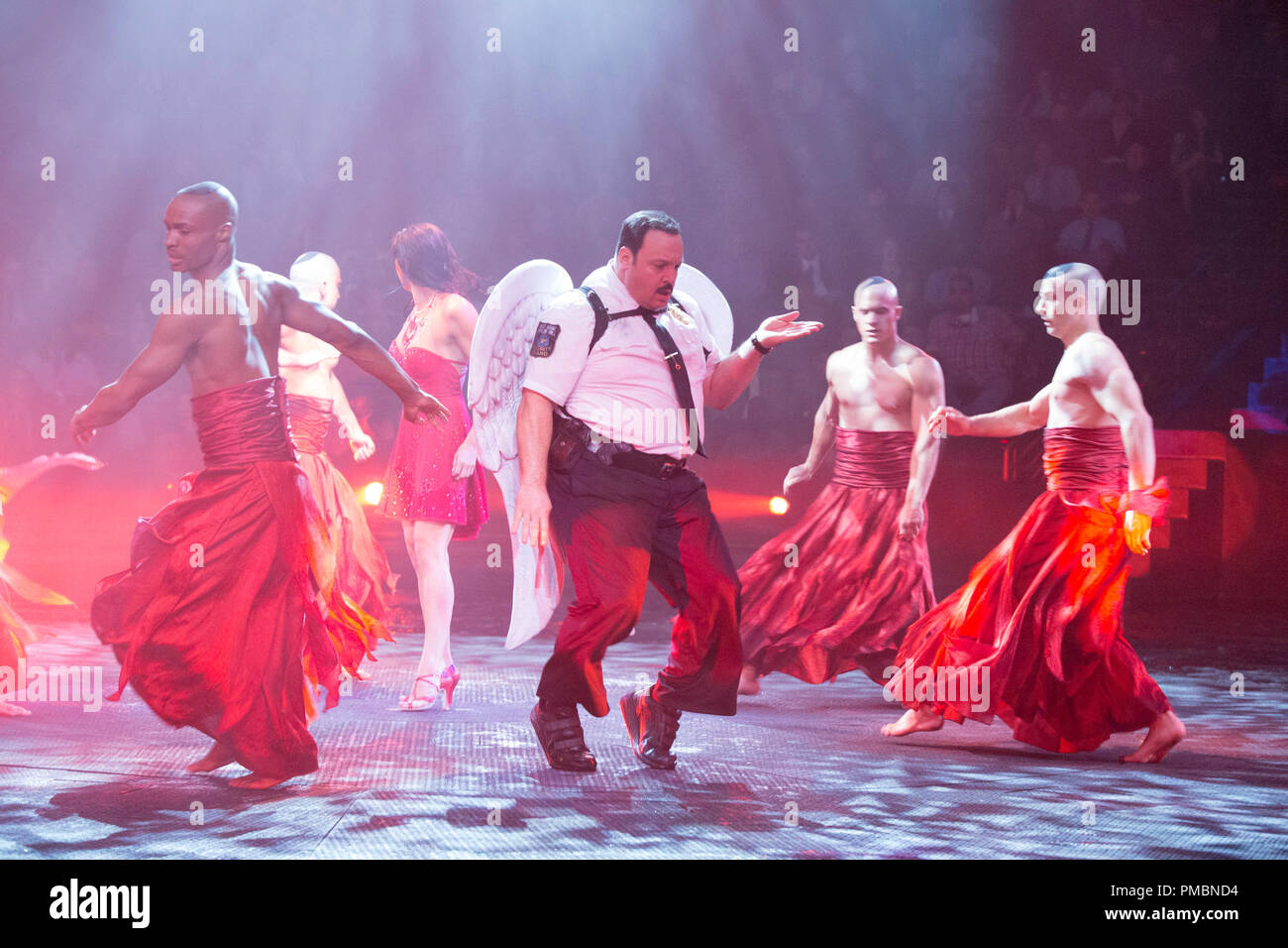 Paul Blart (Kevin James) sul palco con il 'Le Reve' artisti interpreti o esecutori in Columbia Pictures' PAUL BLART: MALL COP 2. Foto Stock