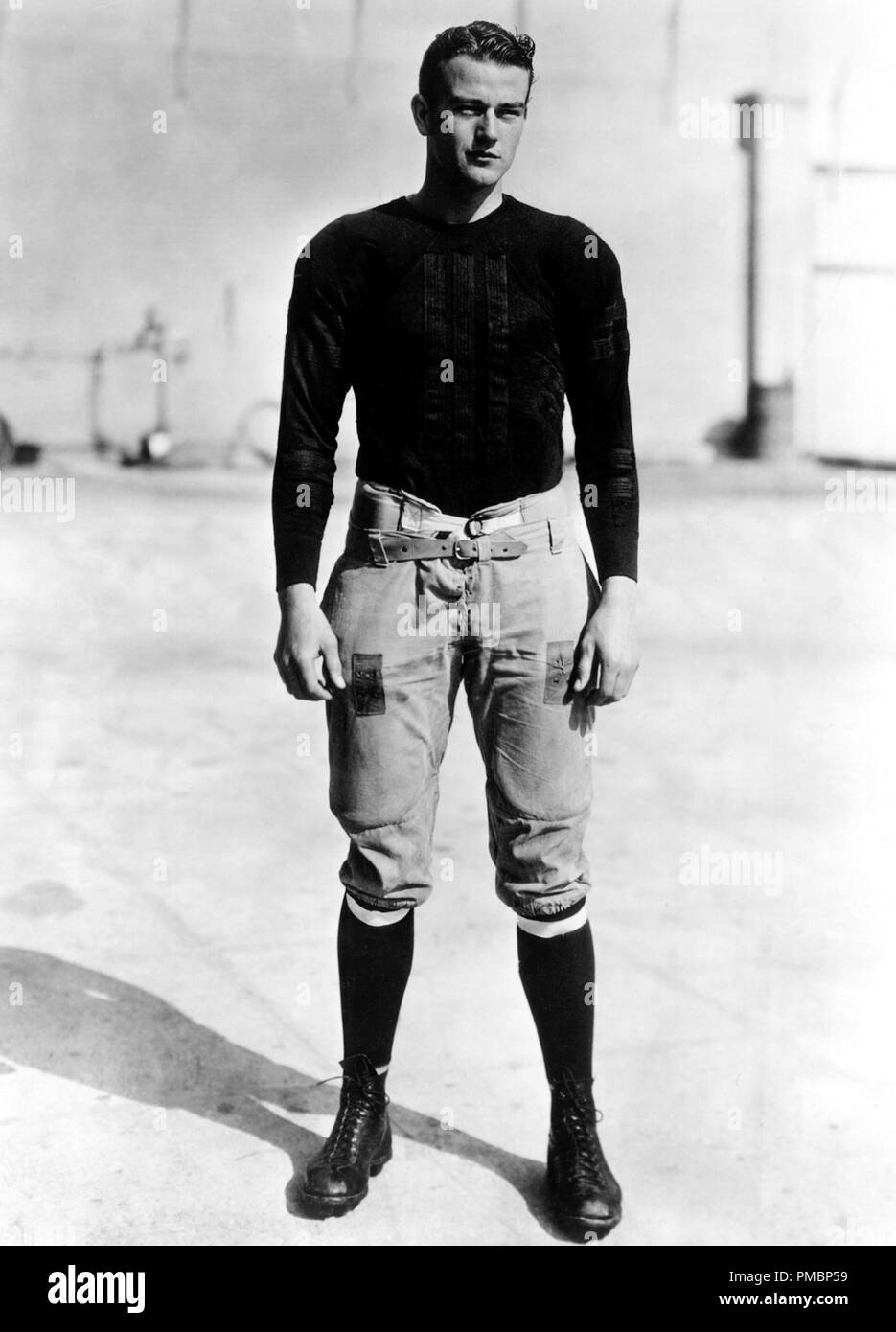 John Wayne ha giocato il collegio di calcio presso la University of Southern California, circa 1927 Riferimento File # 32603 257 THA Foto Stock