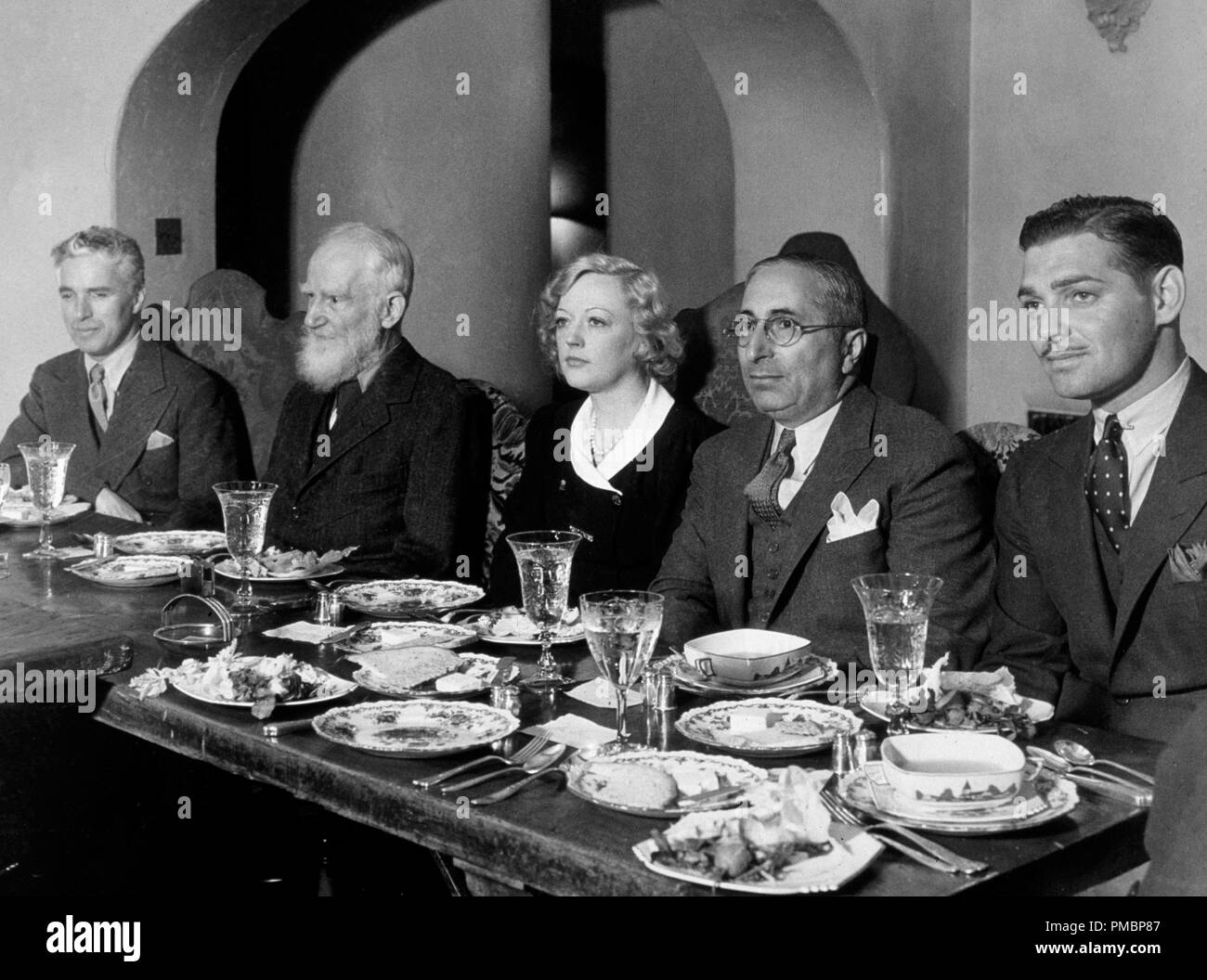 Charles Chaplin, George Bernard Shaw, Marion Davies, Louis B Mayer e Clark Gable durante un pranzo per Shaw a MGM studio ristorante, Marzo 1933 Riferimento File # 32603 310THA Foto Stock