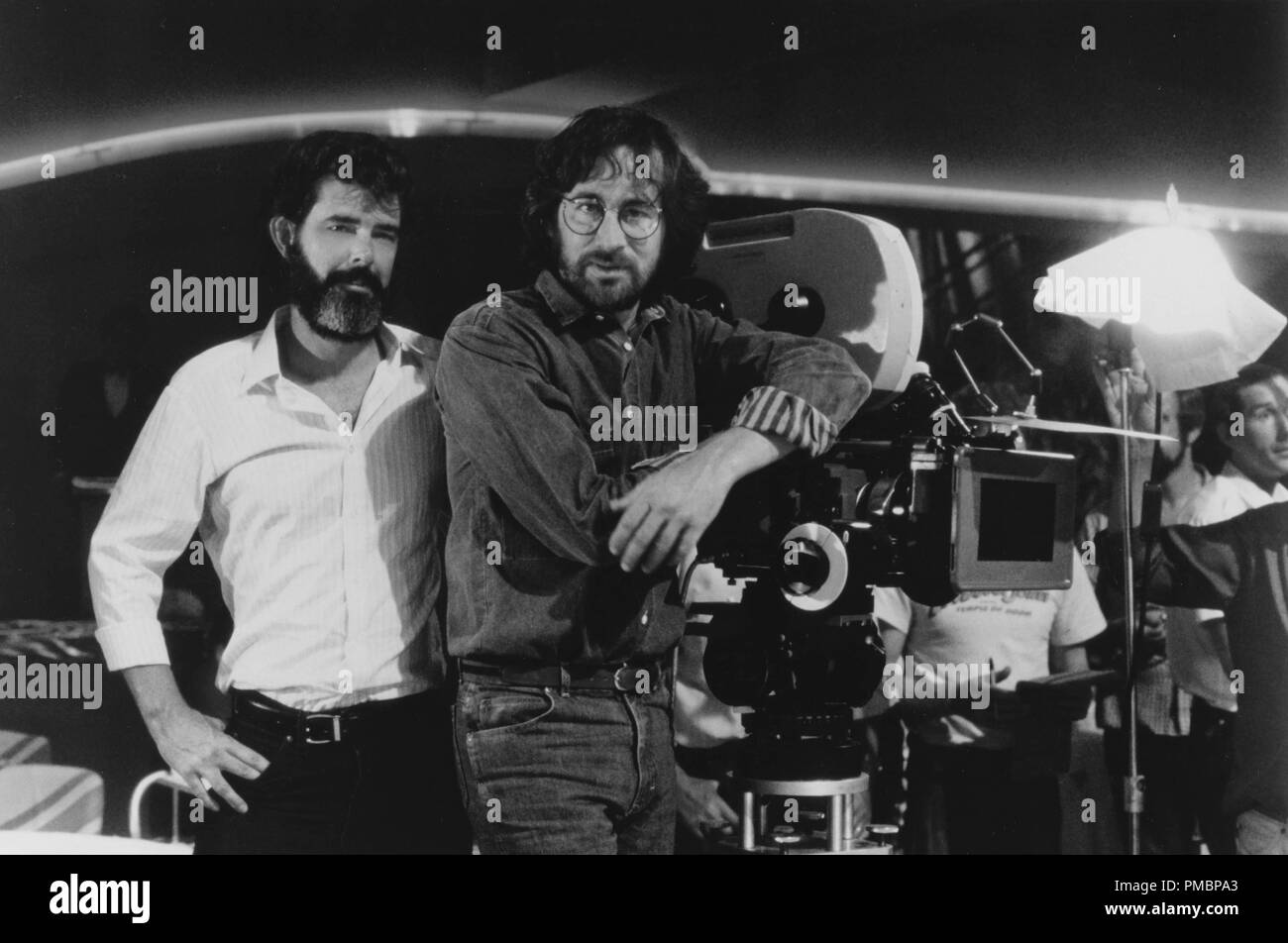 George Lucas e Steven Spielberg sul set per "l'Indiana Jones ed il tempiale della sorte avversa', 1984 Paramount Riferimento File # 32603 352THA Foto Stock