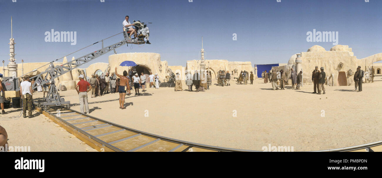La trafficata Mos Espa spacepport impostato in Tunisia "Star Wars Episodio I - La minaccia fantasma" (1999) di riferimento del file # 32603 445THA Foto Stock