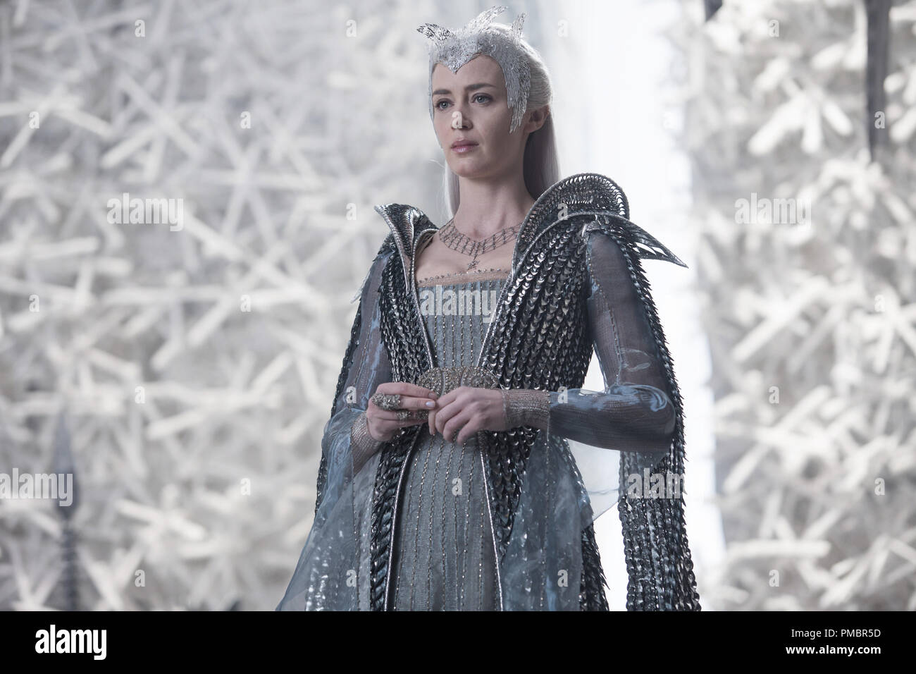 EMILY BLUNT come la regina di ghiaccio Freya assembla un esercito nella  storia che è venuto prima di Snow White: 'l'Huntsman: inverno di guerra  Foto stock - Alamy